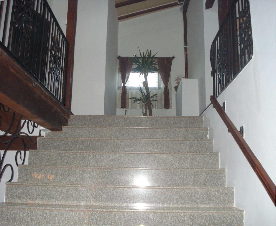 Hotel Zara Роман Екстериор снимка