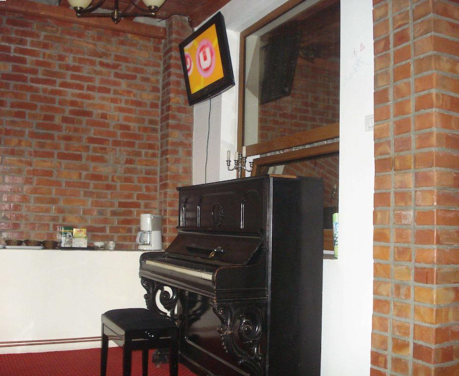 Hotel Zara Роман Екстериор снимка