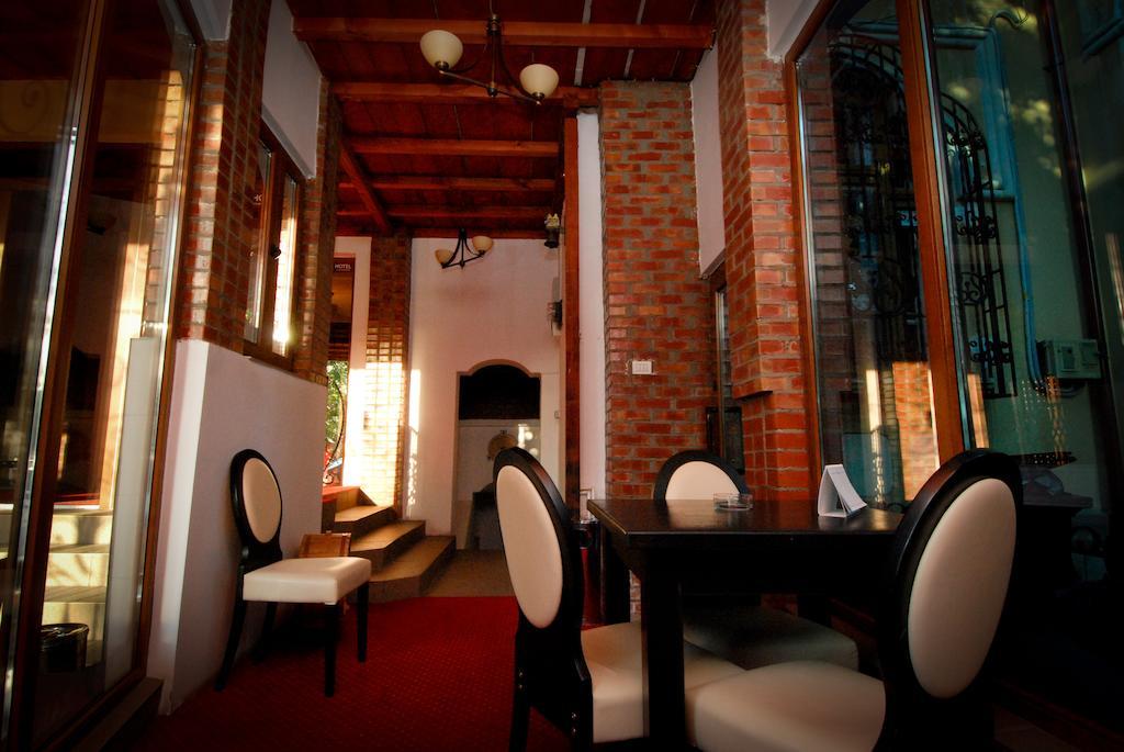 Hotel Zara Роман Екстериор снимка