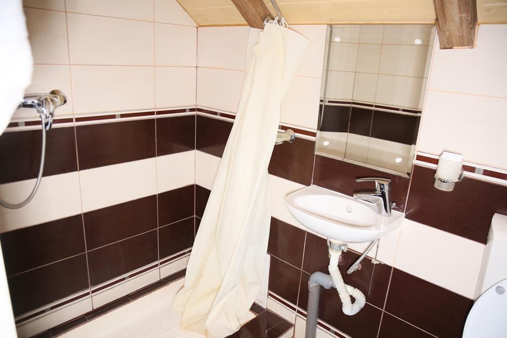 Hotel Zara Роман Екстериор снимка