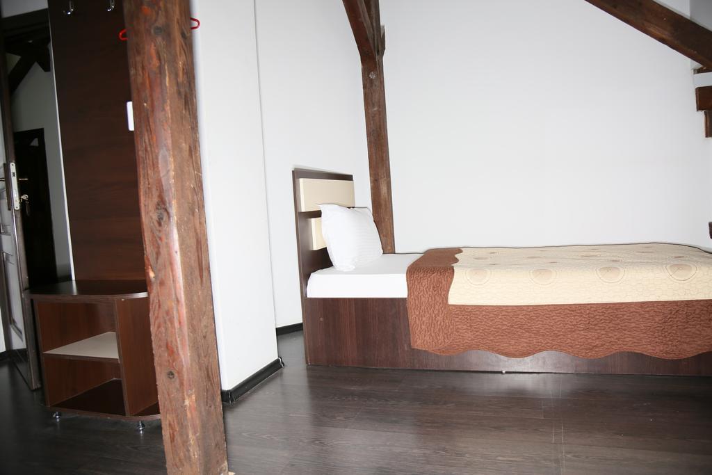 Hotel Zara Роман Екстериор снимка