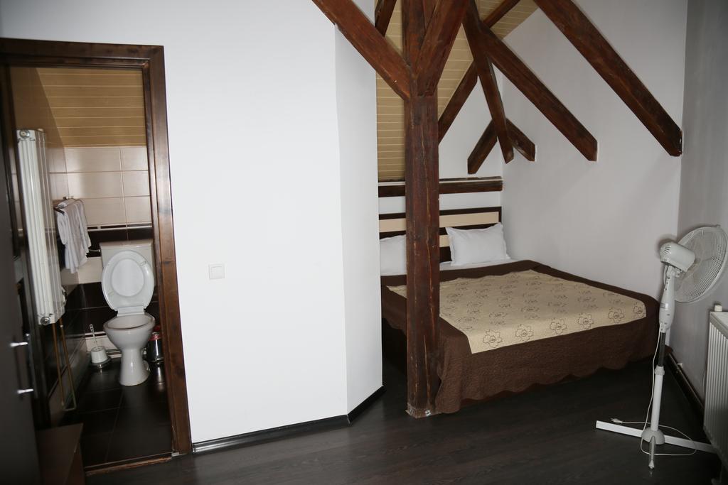 Hotel Zara Роман Екстериор снимка