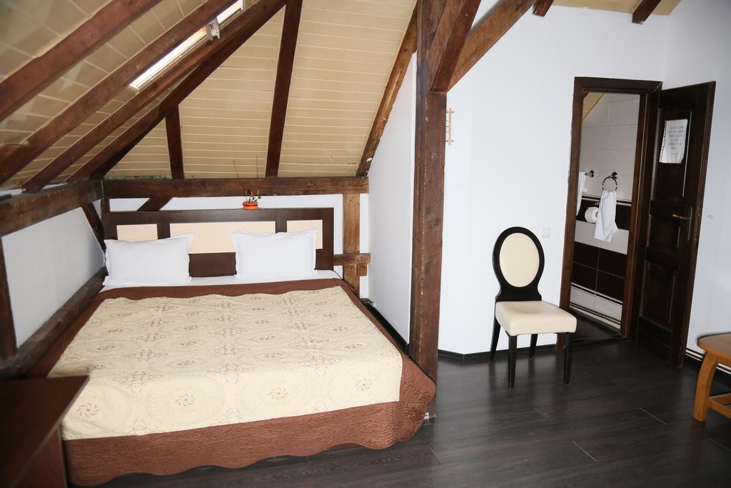 Hotel Zara Роман Екстериор снимка