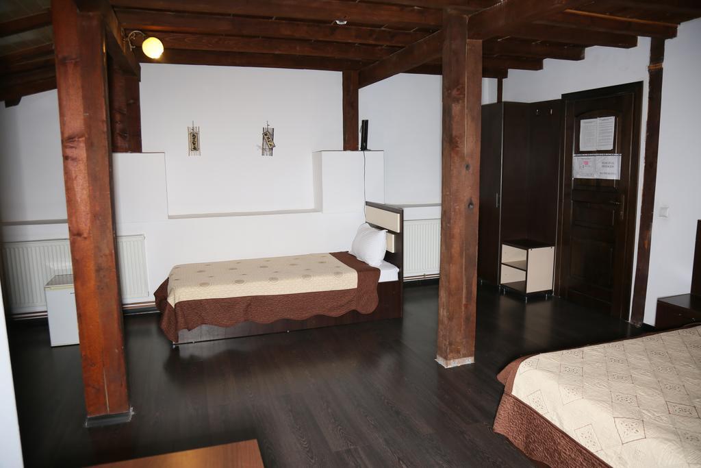 Hotel Zara Роман Екстериор снимка