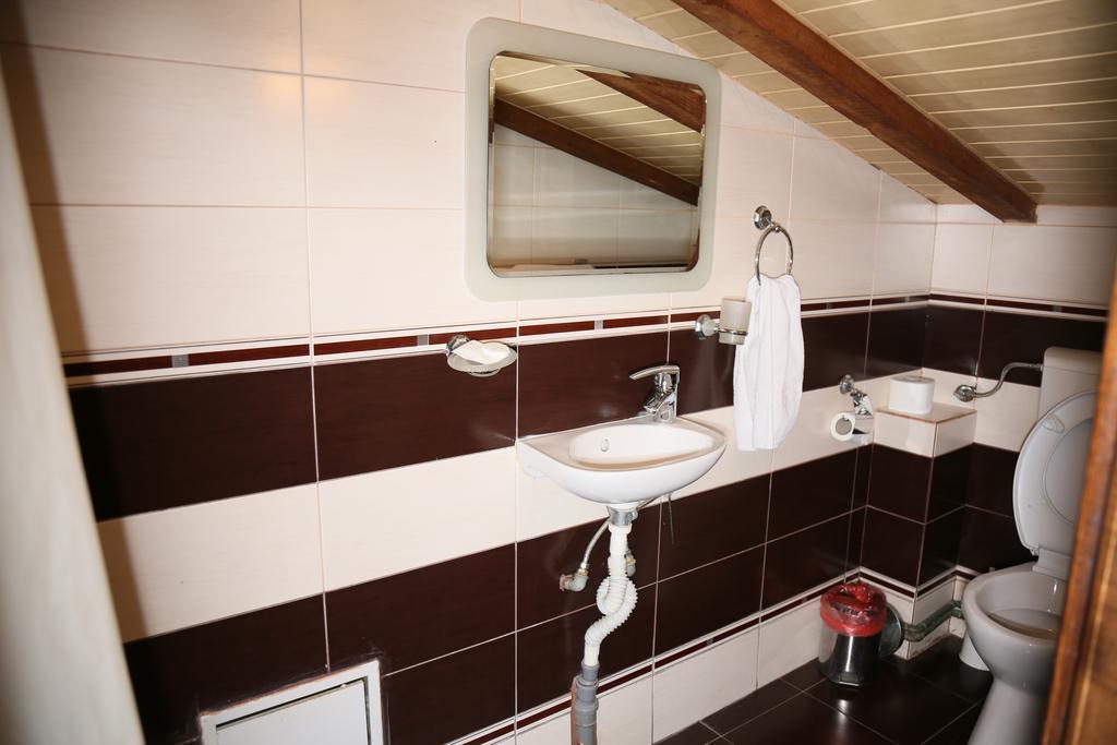 Hotel Zara Роман Екстериор снимка