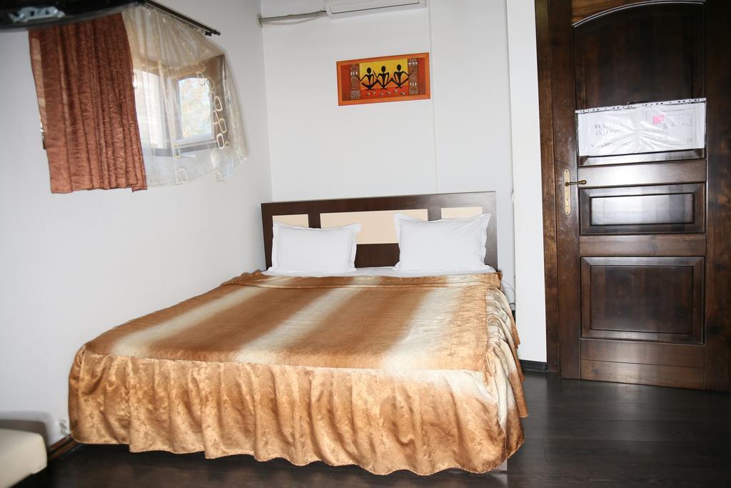 Hotel Zara Роман Екстериор снимка