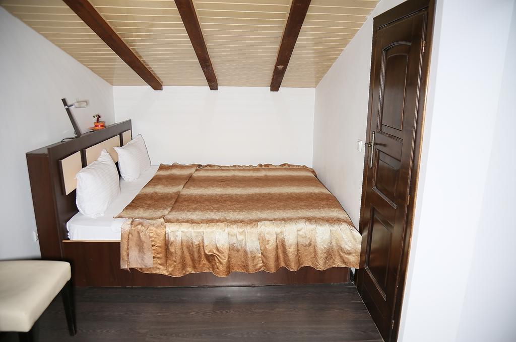 Hotel Zara Роман Екстериор снимка