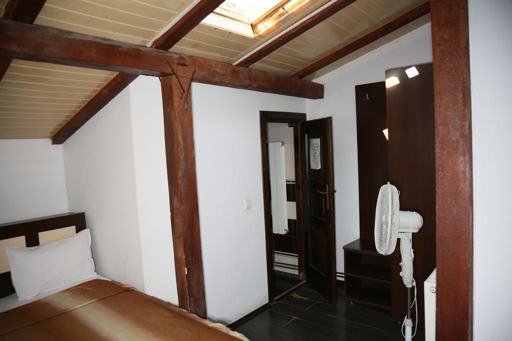 Hotel Zara Роман Екстериор снимка