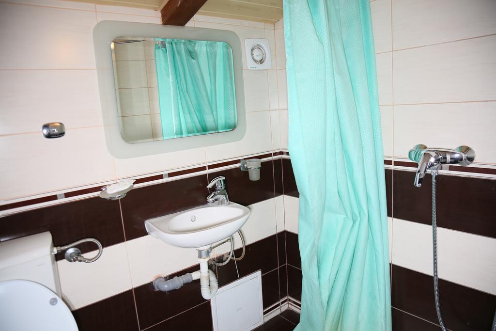 Hotel Zara Роман Екстериор снимка