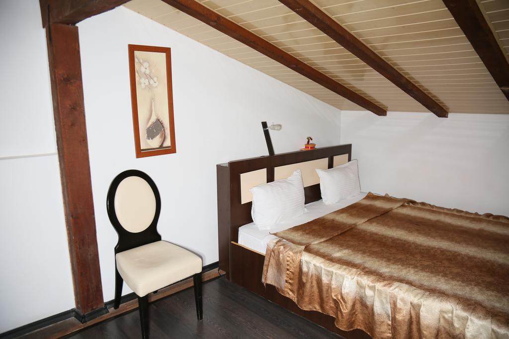 Hotel Zara Роман Екстериор снимка