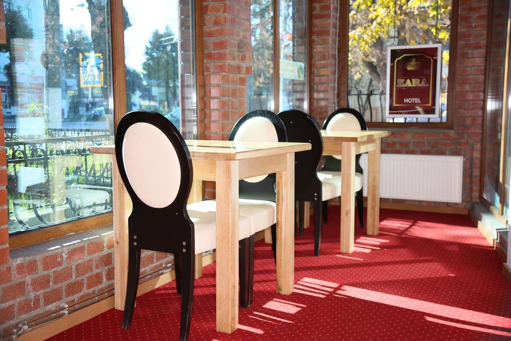 Hotel Zara Роман Екстериор снимка