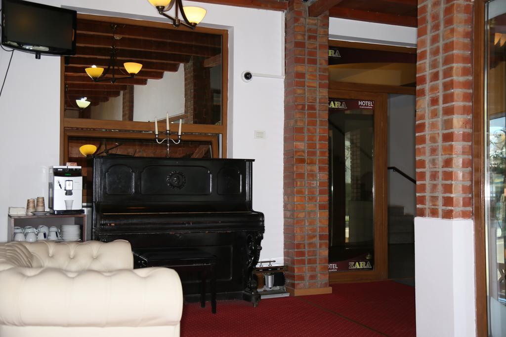 Hotel Zara Роман Екстериор снимка