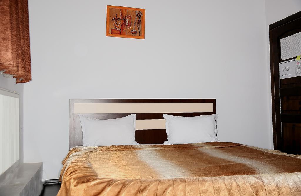 Hotel Zara Роман Екстериор снимка