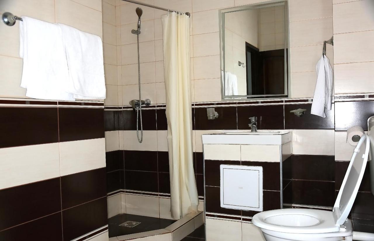 Hotel Zara Роман Екстериор снимка