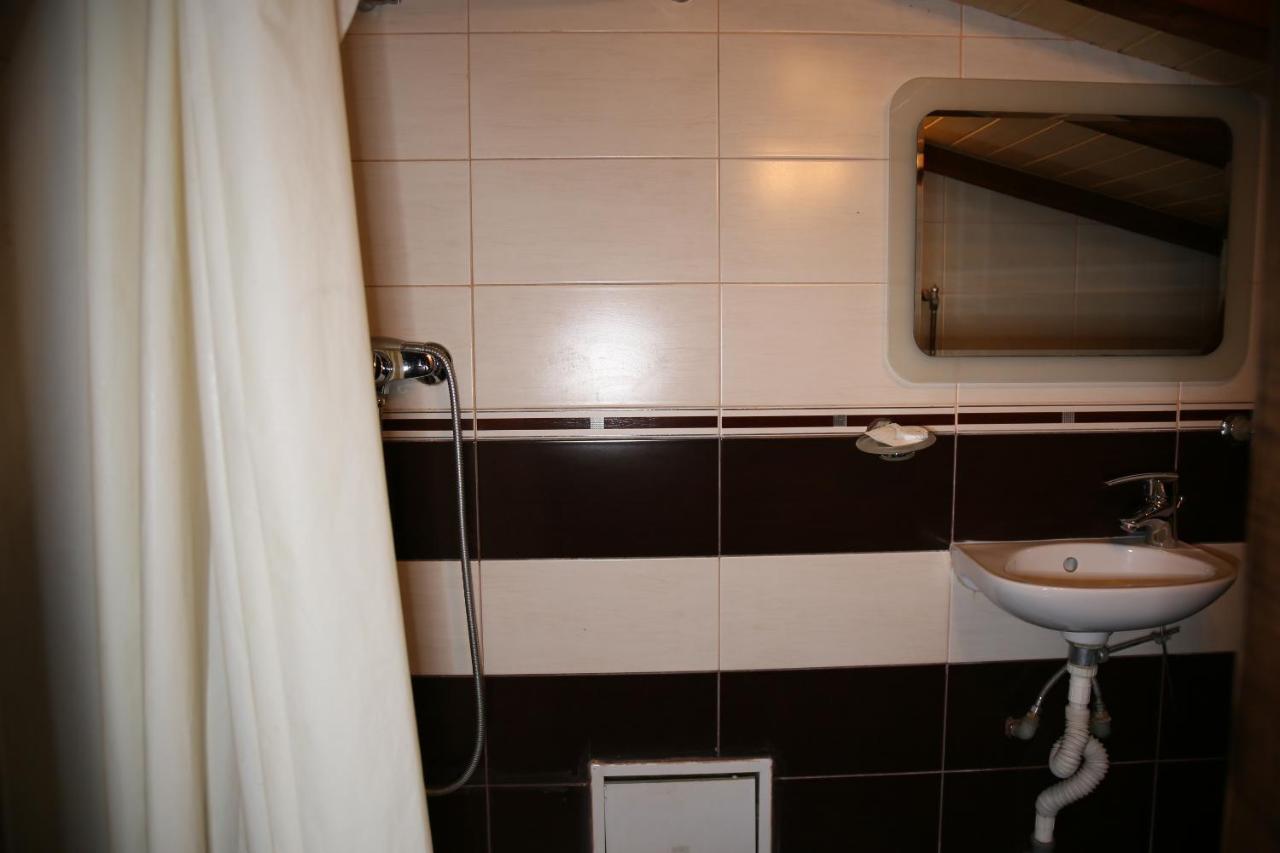 Hotel Zara Роман Екстериор снимка